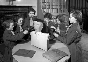 Miembros del grupo de Brownies de la Royal Victoria School for the Blind trabajando juntos, Newcastle upon Tyne, Reino Unido, enero de 1962